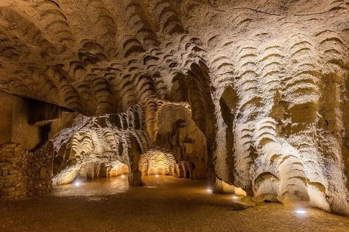 Intérieur des grottes d'Hercule