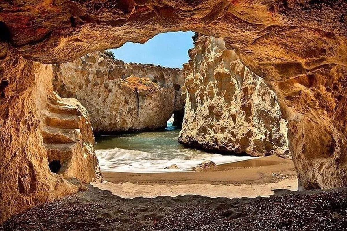 Vue depuis une grotte côtière près de Tanger