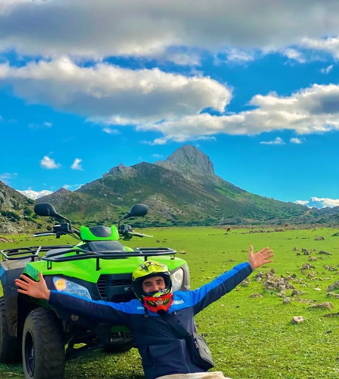Participant devant un quad en montagne