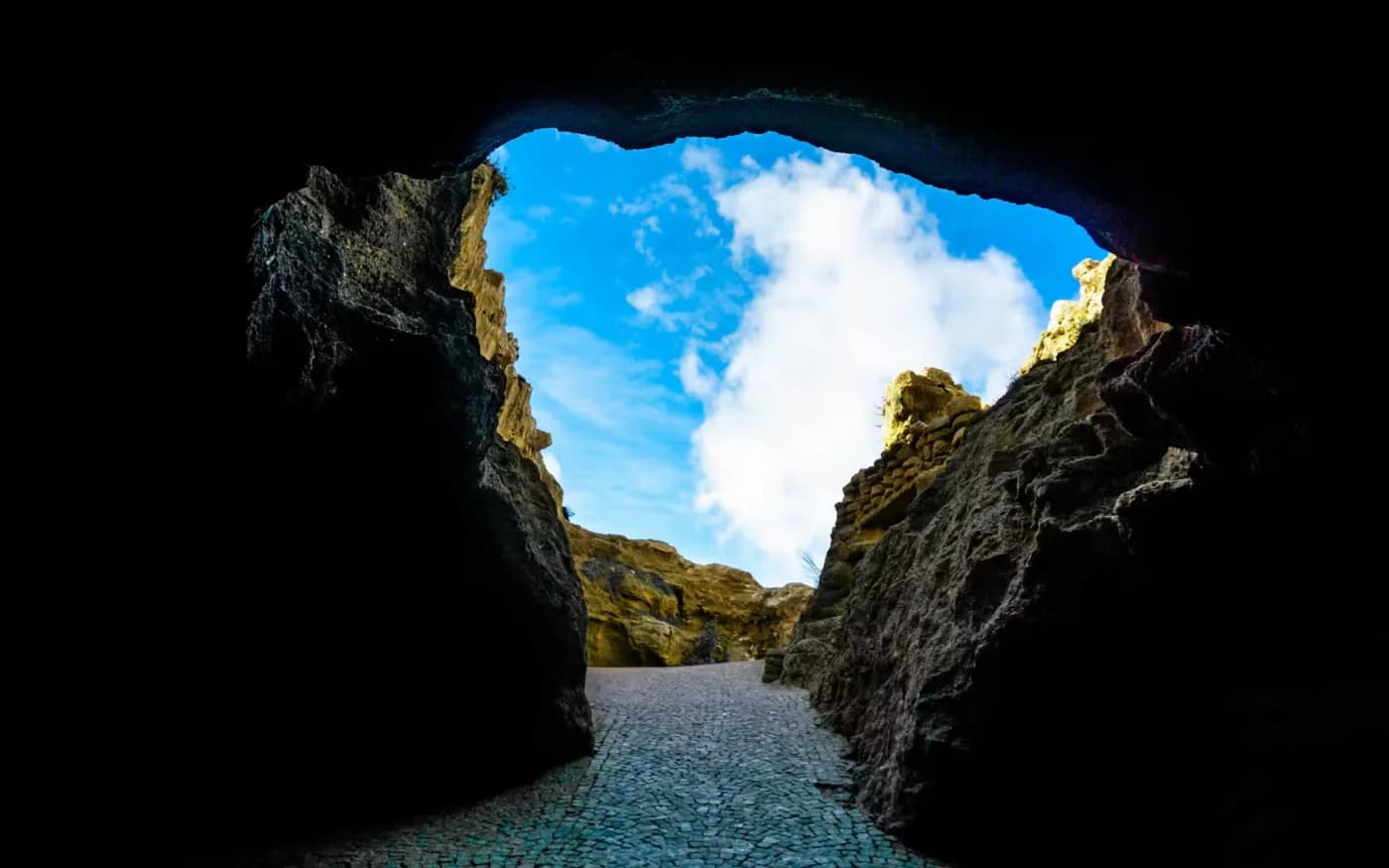 Ouverture des grottes d'Hercule vers l'océan