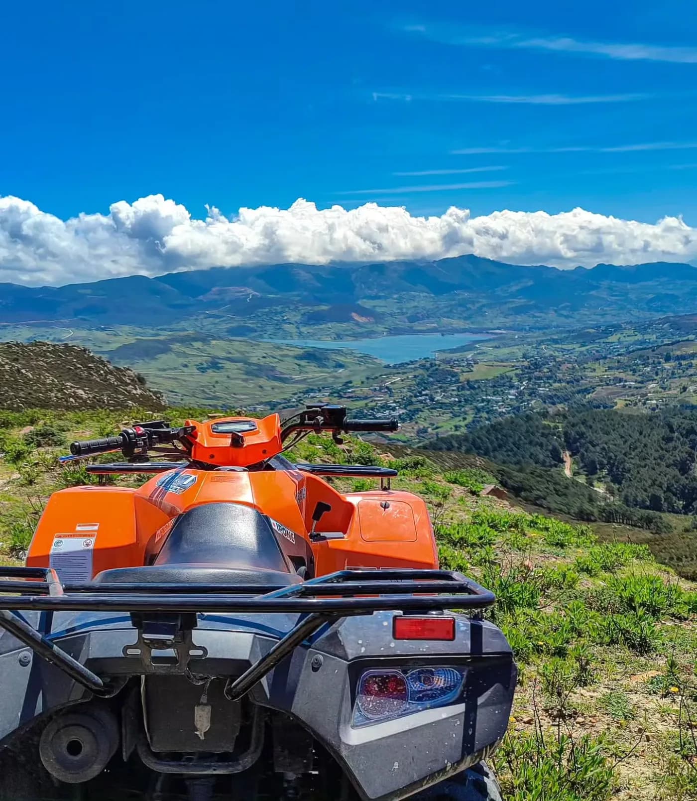 Vue depuis un quad sur un panorama montagneux près de Tanger